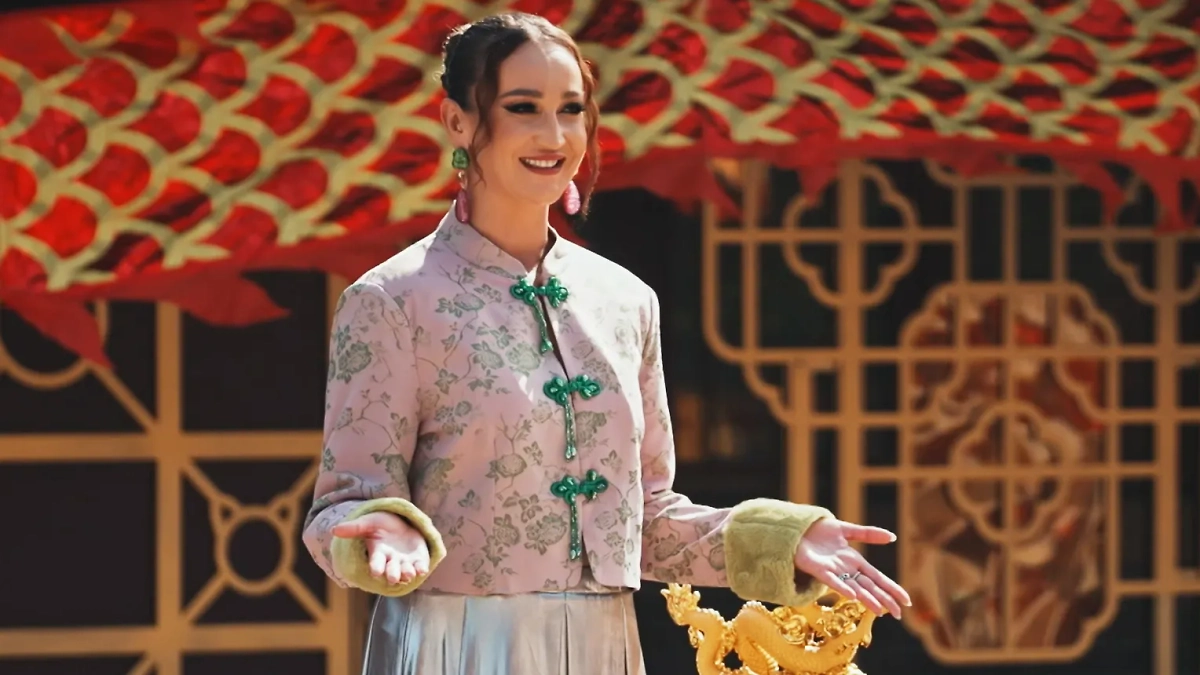 Ведущая шоу «Сокровища императора» Ольга Бузова. Обложка © RuTube / Cокровища императора Сокровища императора