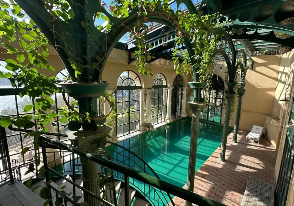 Вилла «Араукария» в Ницце. Такая роскошь, по оценке местных риелторов, стоит шесть млн долларов. Фото © booking.com