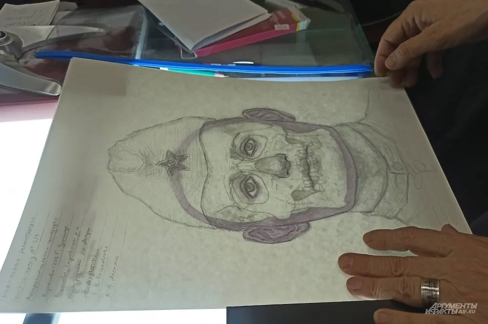 Специалист восстанавливает облик солдата ВОВ. Фото © aif.ru / Дмитрий Писаренко