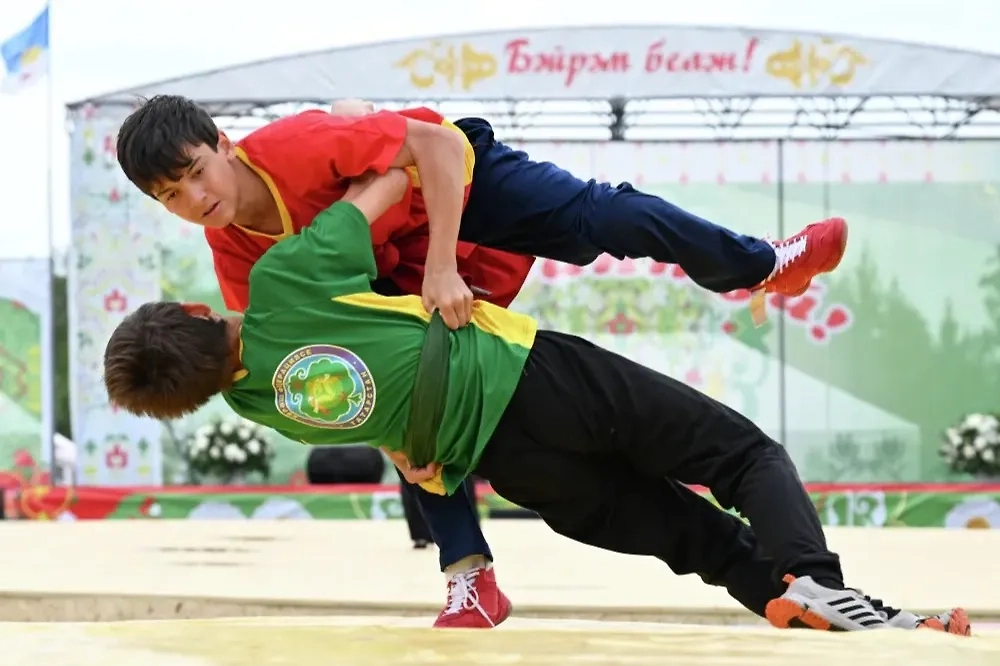 Борьба куреш на празднике «Сабантуй». Фото © РИА «Новости» / Максим Богодвид