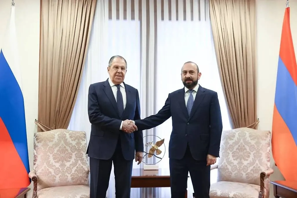 Сергей Лавров и Арарат Мирзоян. Обложка © Telegram / МИД России