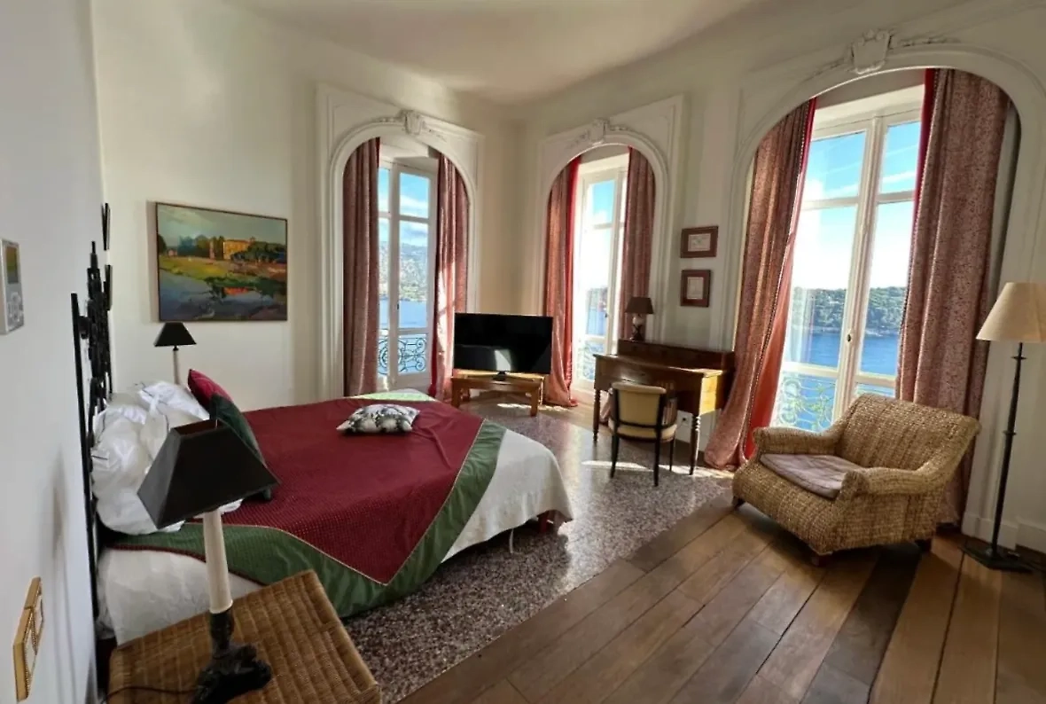 Вилла «Араукария» в Ницце. Такая роскошь, по оценке местных риелторов, стоит шесть млн долларов. Фото © booking.com