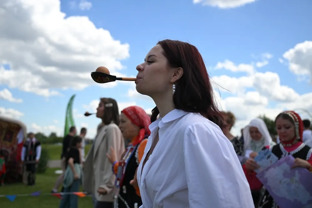 На Сабантуе проводится много конкурсов, в том числе шуточных. Фото © РИА «Новости» / Максим Блинов