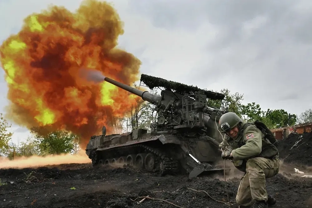 Боевая работа артиллерийского расчёта самоходной пушки 2С7М «Малка» в зоне СВО. Обложка © РИА «Новости» / Станислав Красильников