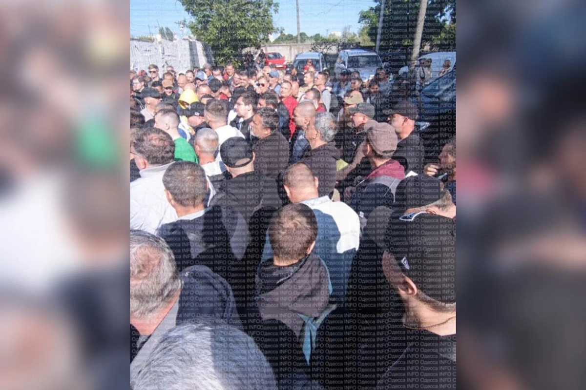 Одесситы стоят в очередь на врачебную комиссию в военкомат. Фото © «Одесса INFO»