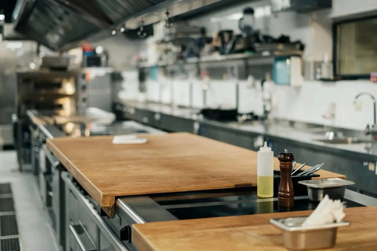 В Петербурге контроль за школьными столовыми доверили ИИ. Обложка © freepik