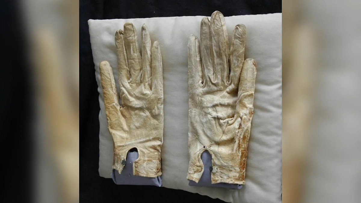 Перчатки Линкольна, запачканные кровью. Обложка Facebook (признан экстремистской организацией и запрещён на территории Российской Федерации) / Freeman's