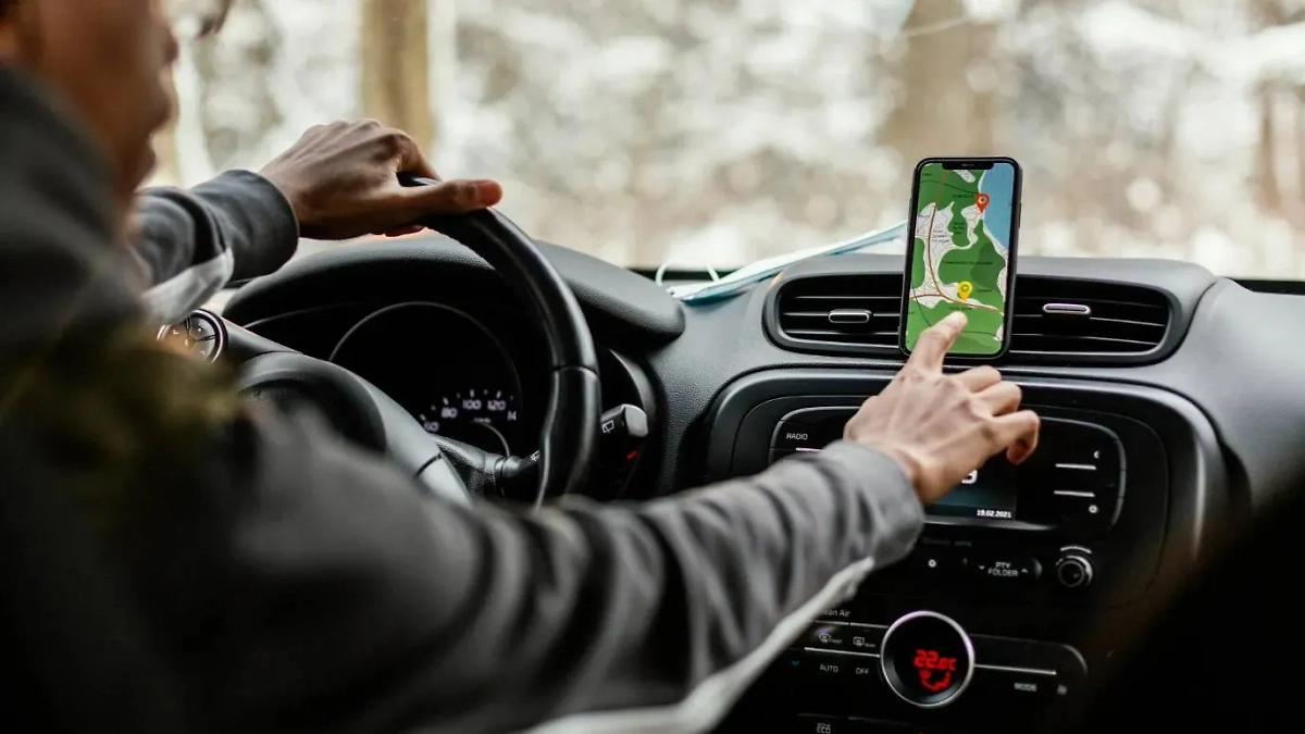 Водитель за рулём. Обложка © freepik