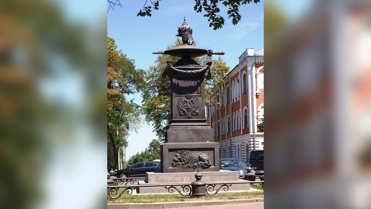 Памятник на месте отдыха Петра I после победы в Полтавской битве. Обложка © Wikipedia.org / Batsv