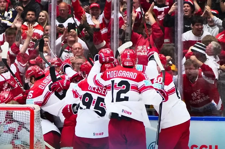 Сборная Дании сенсационно прошла Канаду в четвертьфинале ЧМ-2025. Обложка © X / IIHF