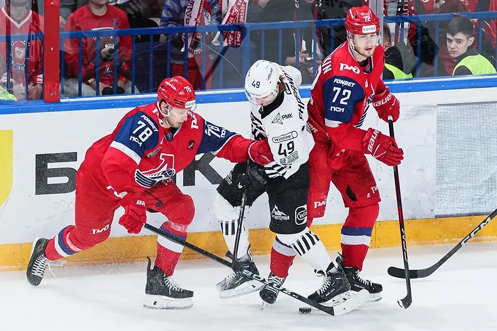 Максим Шалунов («Локомотив»), Максим Берёзкин («Локомотив») и Максим Шабанов («Трактор») во время матча. Фото © ТАСС / Сергей Савостьянов