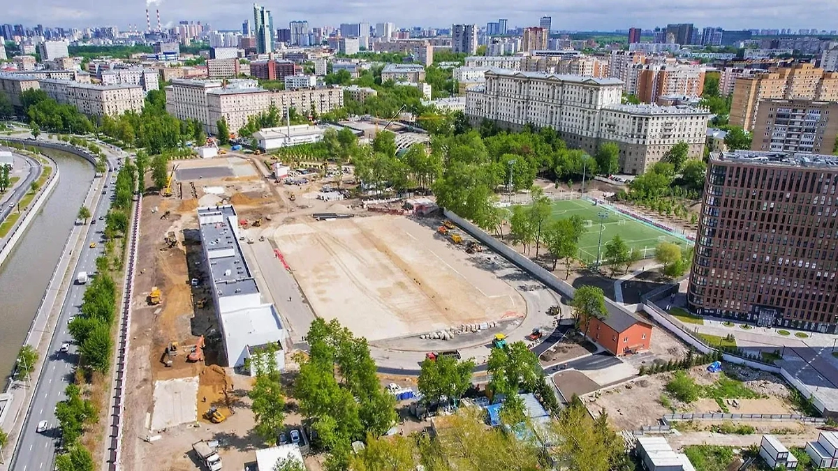 В Москве обустраивают универсальное поле для игры в футбол и регби. Обложка © mos.ru