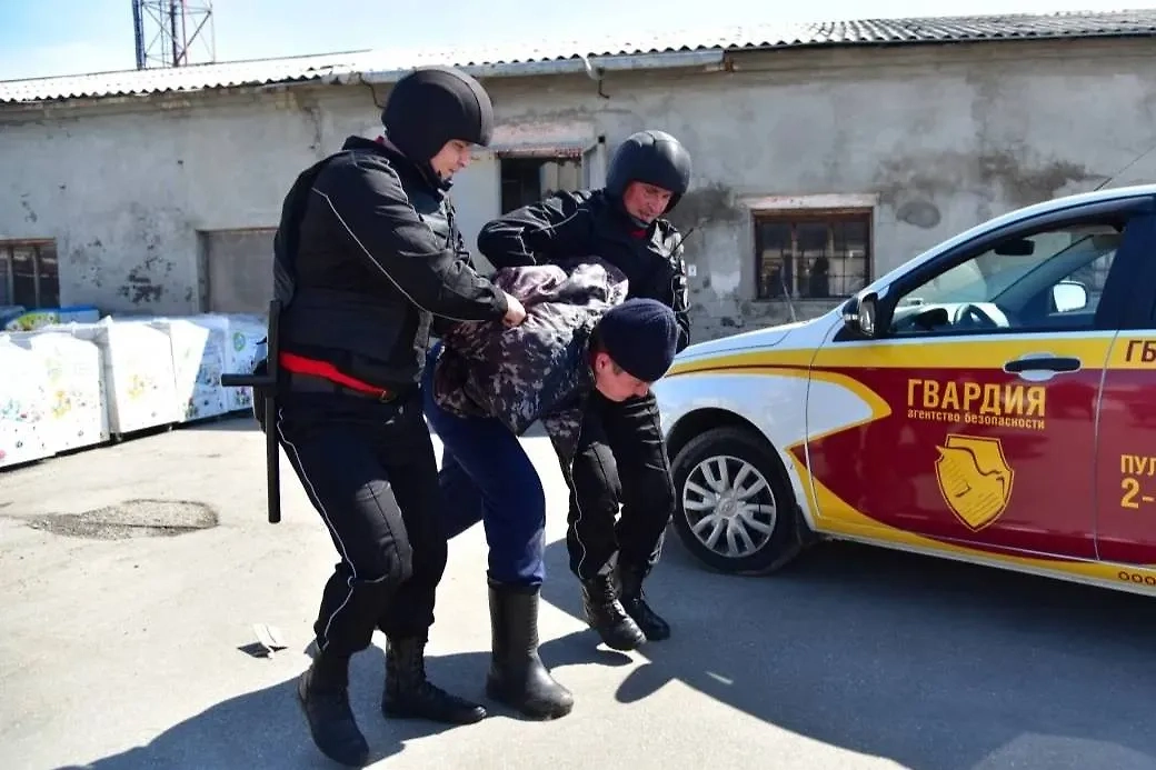 Задержание стрелявшего. Обложка © VK / Агентство безопасности Гвардия