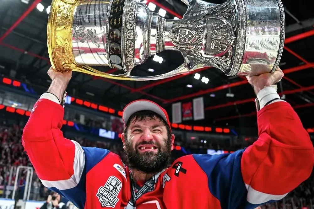 Александр Радулов («Локомотив») с Кубком Гагарина. Обложка © РИА «Новости» / Сергей Бобылев