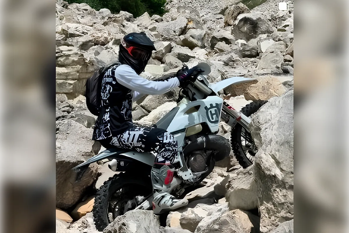 Махачев на эндуро-мотоцикле в горной местности. Фото © Instagram (соцсеть запрещена в РФ; принадлежит корпорации Meta, которая признана в РФ экстремистской) / Islam_Makhachev