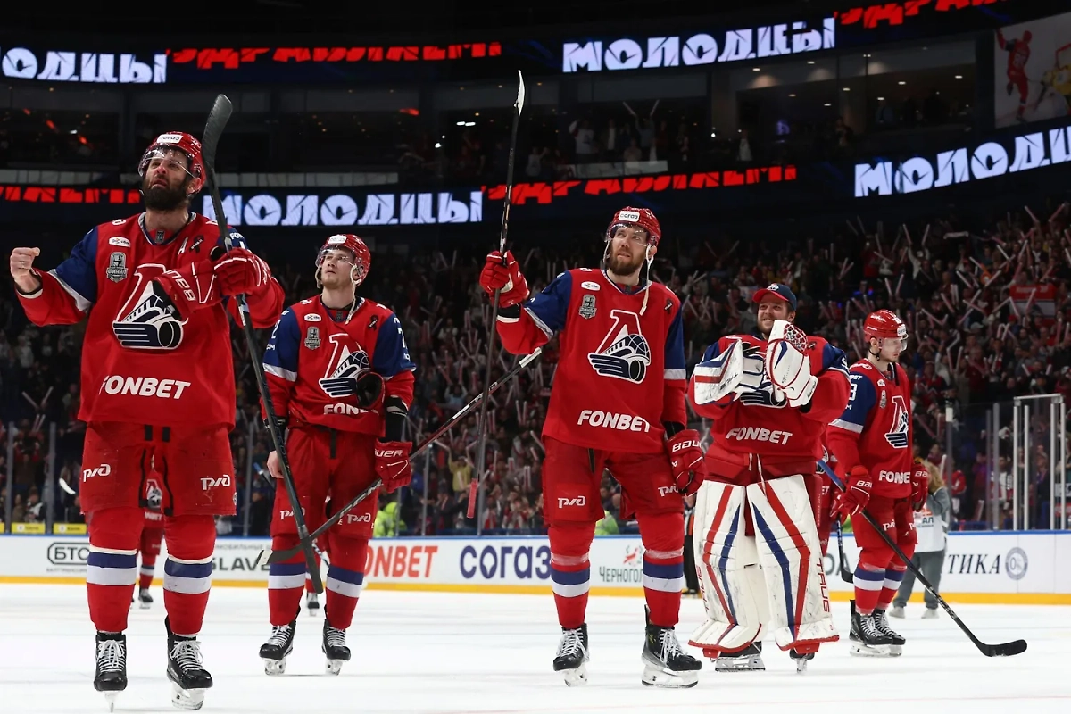 Игроки ярославского «Локомотива». Обложка © VK / Хоккейный клуб «Локомотив»