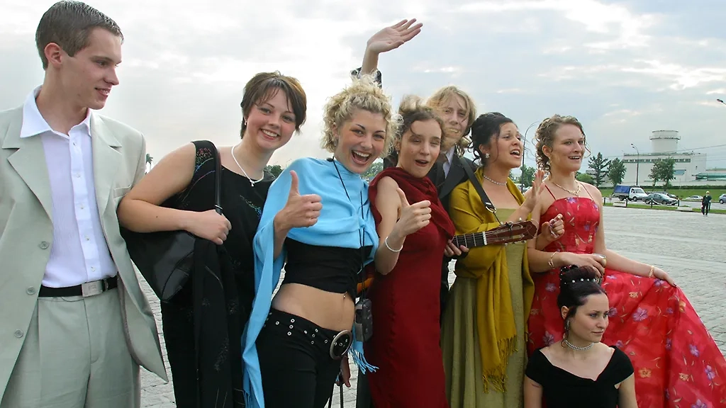 2003. Массовые гулянья выпускников проходят на Поклонной горе. Фото © ТАСС / Алексей Сазонов