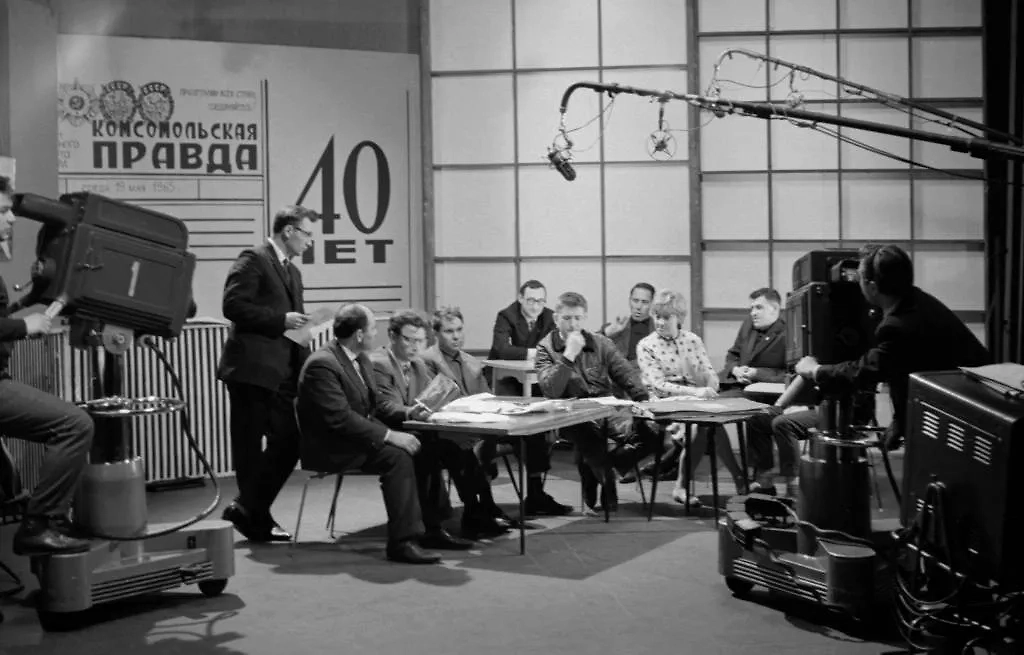 СССР. Москва. 20 мая 1965 г. Открытие передачи «Молодежная сборная» выступлением членов редакции «Комсомольская правда». Обложка © Хмельков Г./Фотохроника ТАСС
