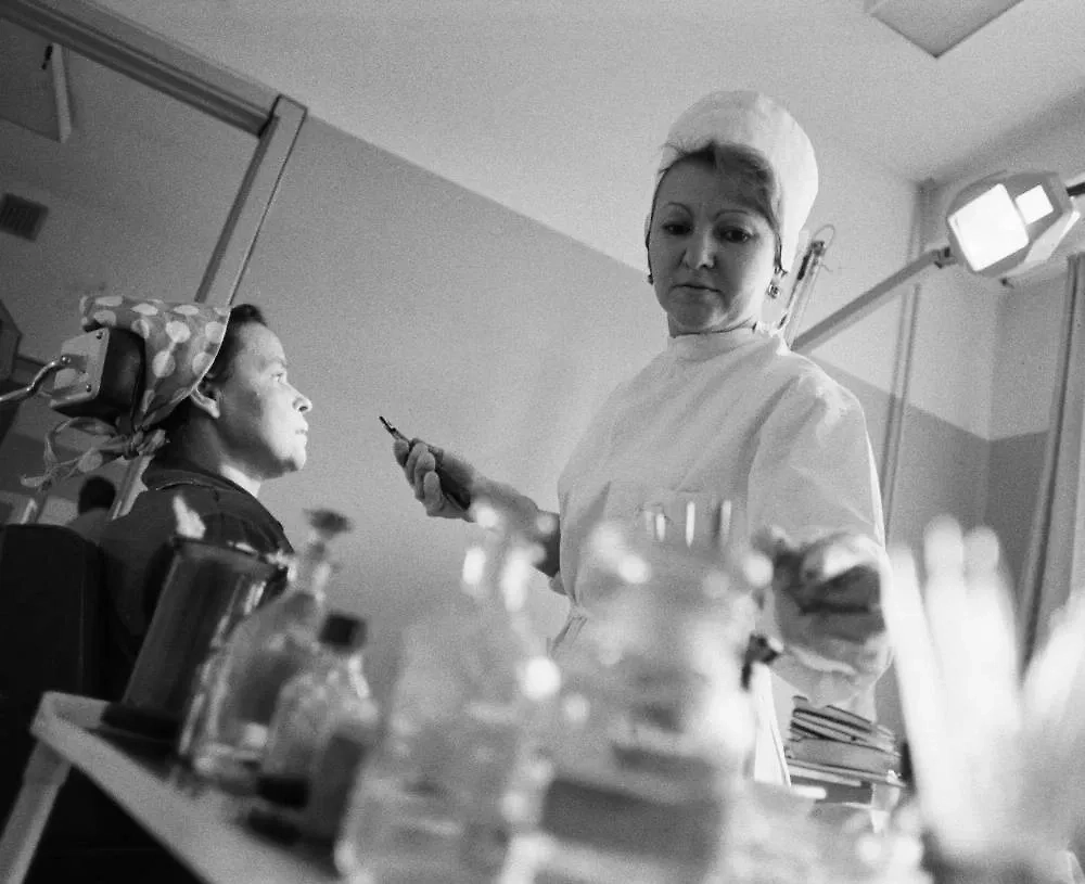 Это сейчас пломбы не отличить от зуба. В советское время всё было по-другому. Фото © ТАСС / Корзин Борис