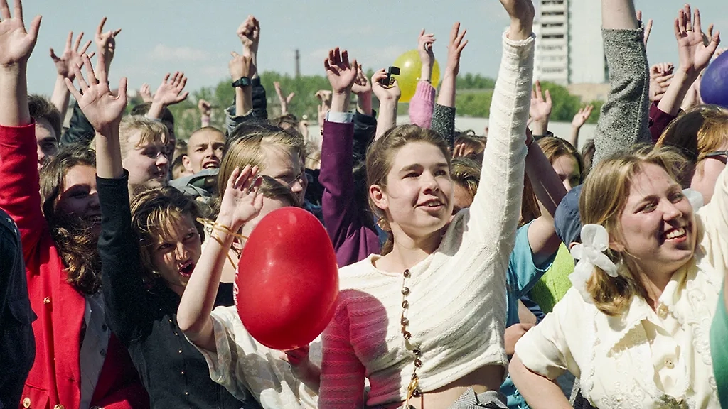 1996 г. Во время праздника последнего звонка на Тушинском аэродроме в Москве. Фото © ТАСС / Владимир Яцина