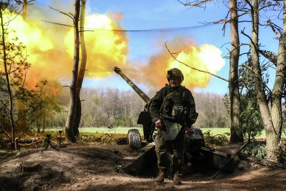Боевая работа артиллерийского расчёта 130-мм гаубицы М-46 в зоне СВО. Фото © РИА «Новости» / Сергей Бобылев