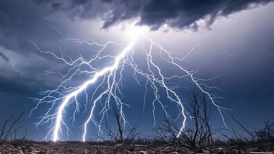 Молния. Обложка © Шедеврум / Life.ru