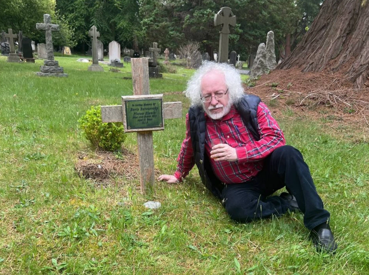 Могила Березовского. Обложка © Х / aavst20551