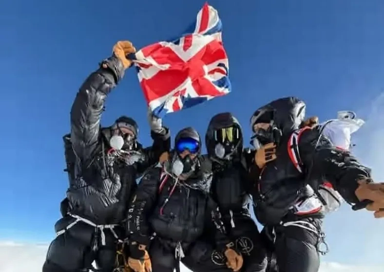 Непал расследует скоростной подъём британских военных на Эверест. Обложка © Х / Everest Today