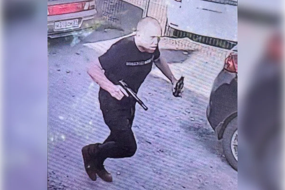 Открывший огонь мужчина. Обложка © Telegram / SHOT