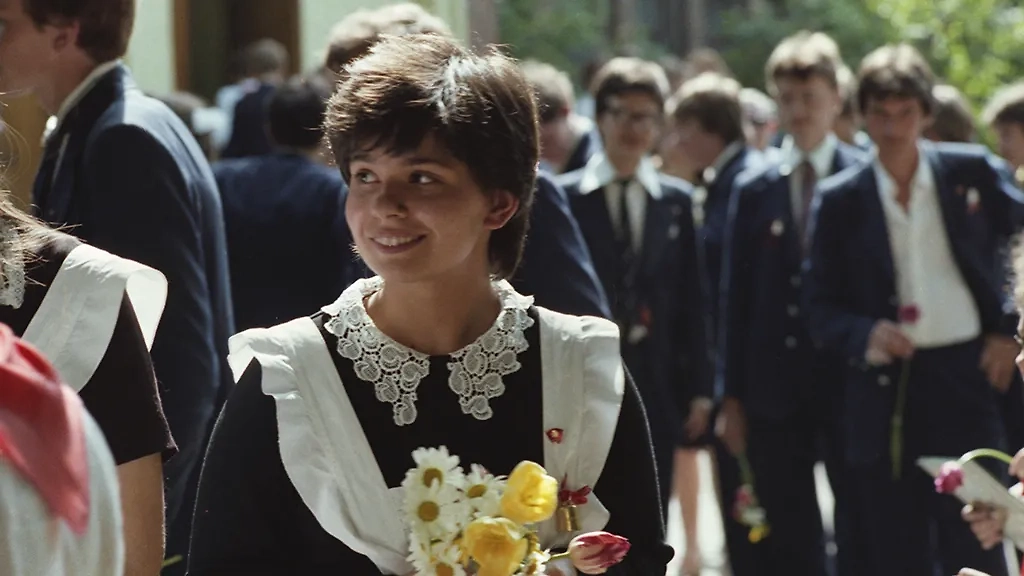 1983 г. Выпускники школы № 710 Киевского района. Фото © ТАСС / Игорь Зотин 