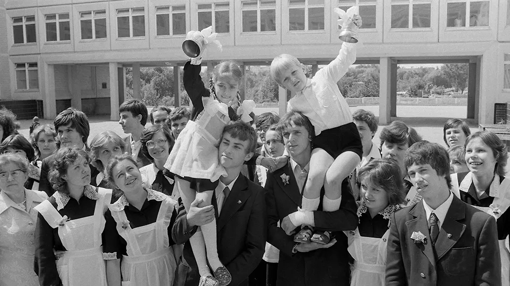 1983 г. Последний звонок в школе № 61 Кунцевского района. Фото © ТАСС / Александр Чумичев 