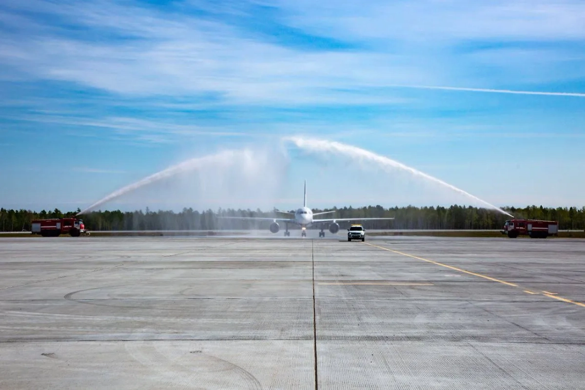 Самолёт «Роскосмоса» Ту-204-300 в аэропорту космодрома Восточный. Обложка © Telegram / Роскосмос /  Космический центр «Восточный»