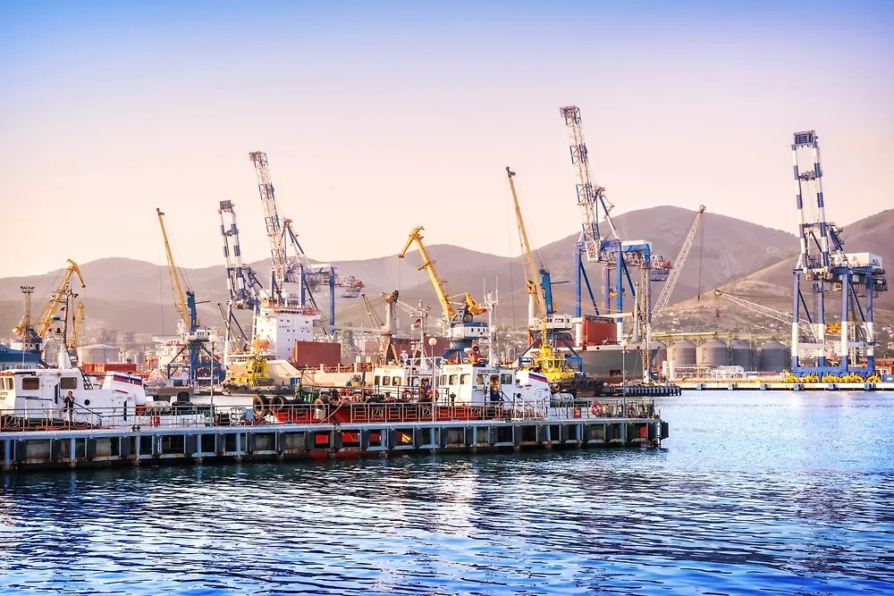 Порт Новороссийска. Обложка © Shutterstock / FOTODOM / Baturina Yuliya