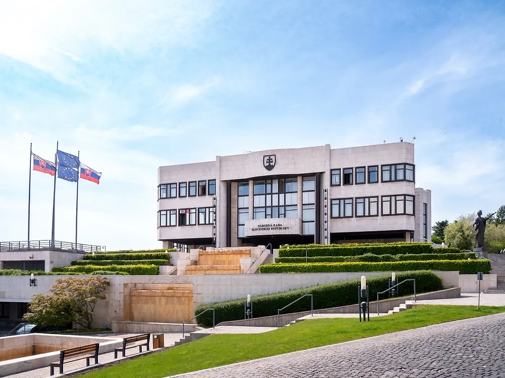 Парламент Словакии. Обложка © Shutterstock / FOTODOM / Marek M