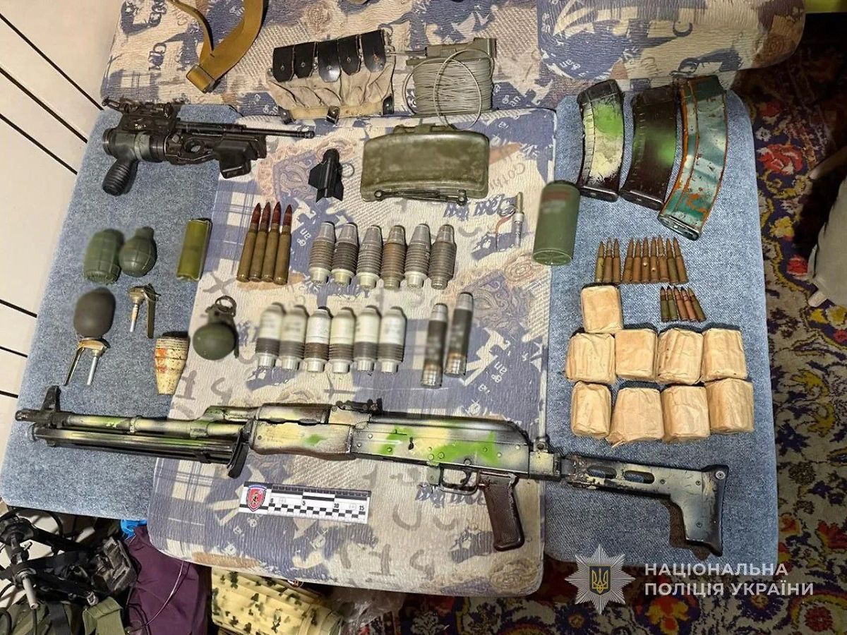 Арсенал, обнаруженный дома у задержанного. Фото © Пресс-служба полиции Украины