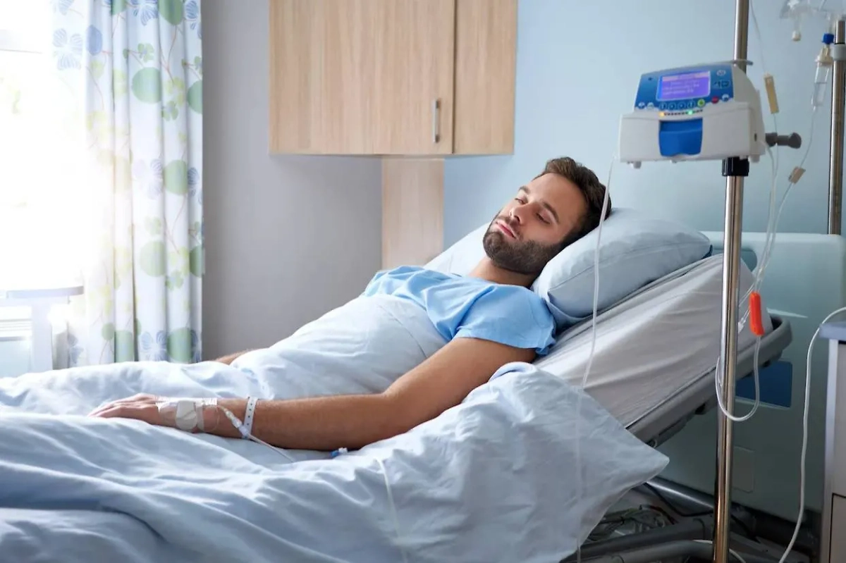 Отпуск закончился на больничной койке. Обложка © Шедеврум / Life.ru