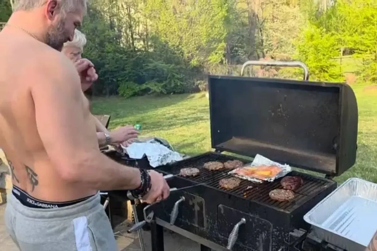 Овечкин отмечает майские праздники в Вашингтоне. Обложка © Telegram / Alex Ovechkin