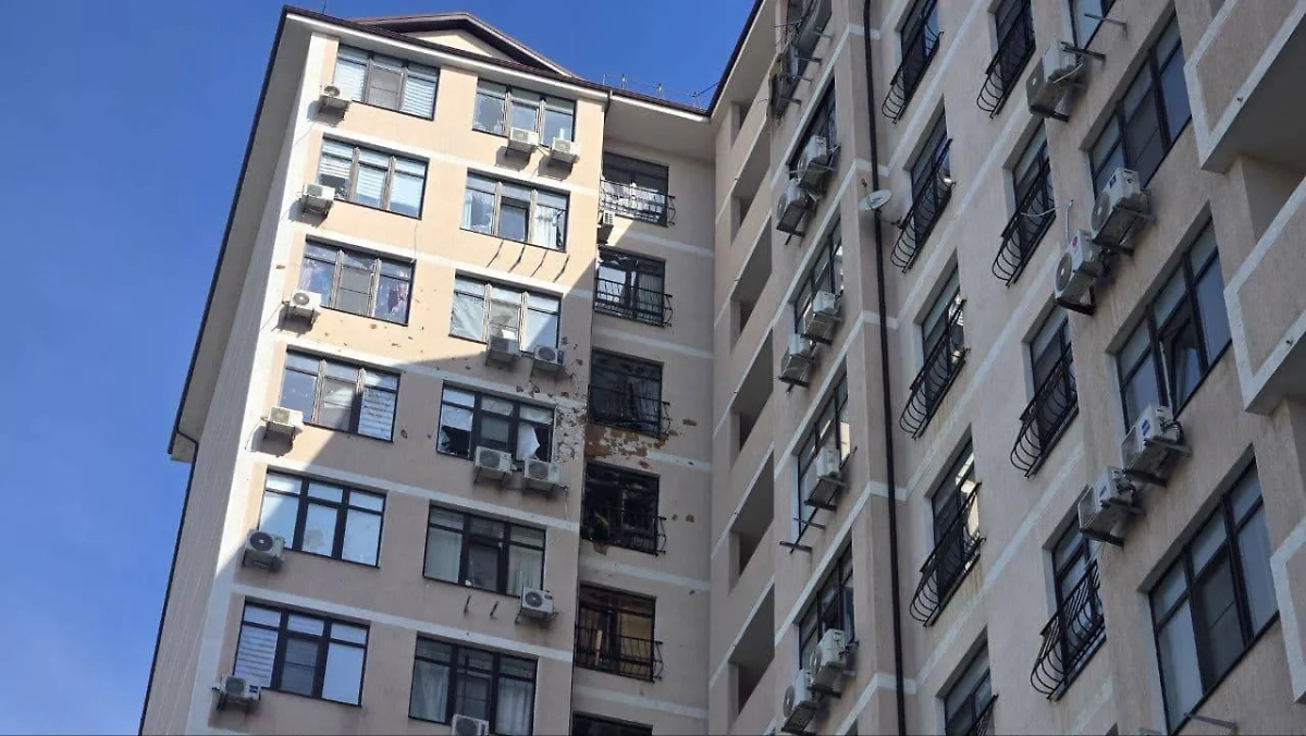 Последствия удара дрона ВСУ по многоэтажке в Новороссийске. Обложка © Telegram / Андрей Кравченко | Глава города-героя Новороссийска