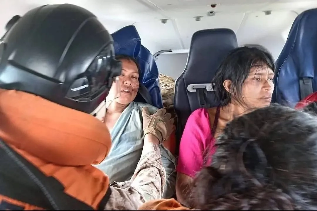 Спасённые пассажиры из упавшего самолёта в Боливии. Фото © X / ContBolivia