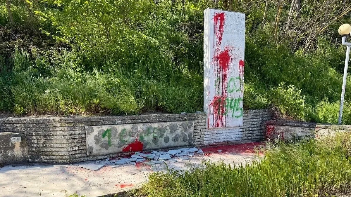 Осквернённый монумент экипажу подлодки «Щ-211». Обложка © ТАСС / Игорь Ленкин