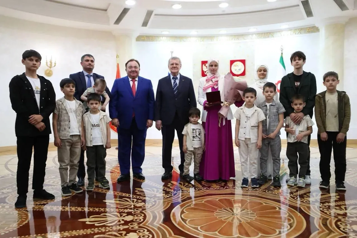 Многодетная семья из Ингушетии. Обложка © Telegram / Махмуд-Али Калиматов