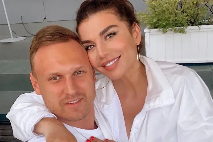 Анна Седокова и Янис Тимма. Обложка © Instagram (признан экстремистской организацией и запрещён на территории РФ) / psy.only