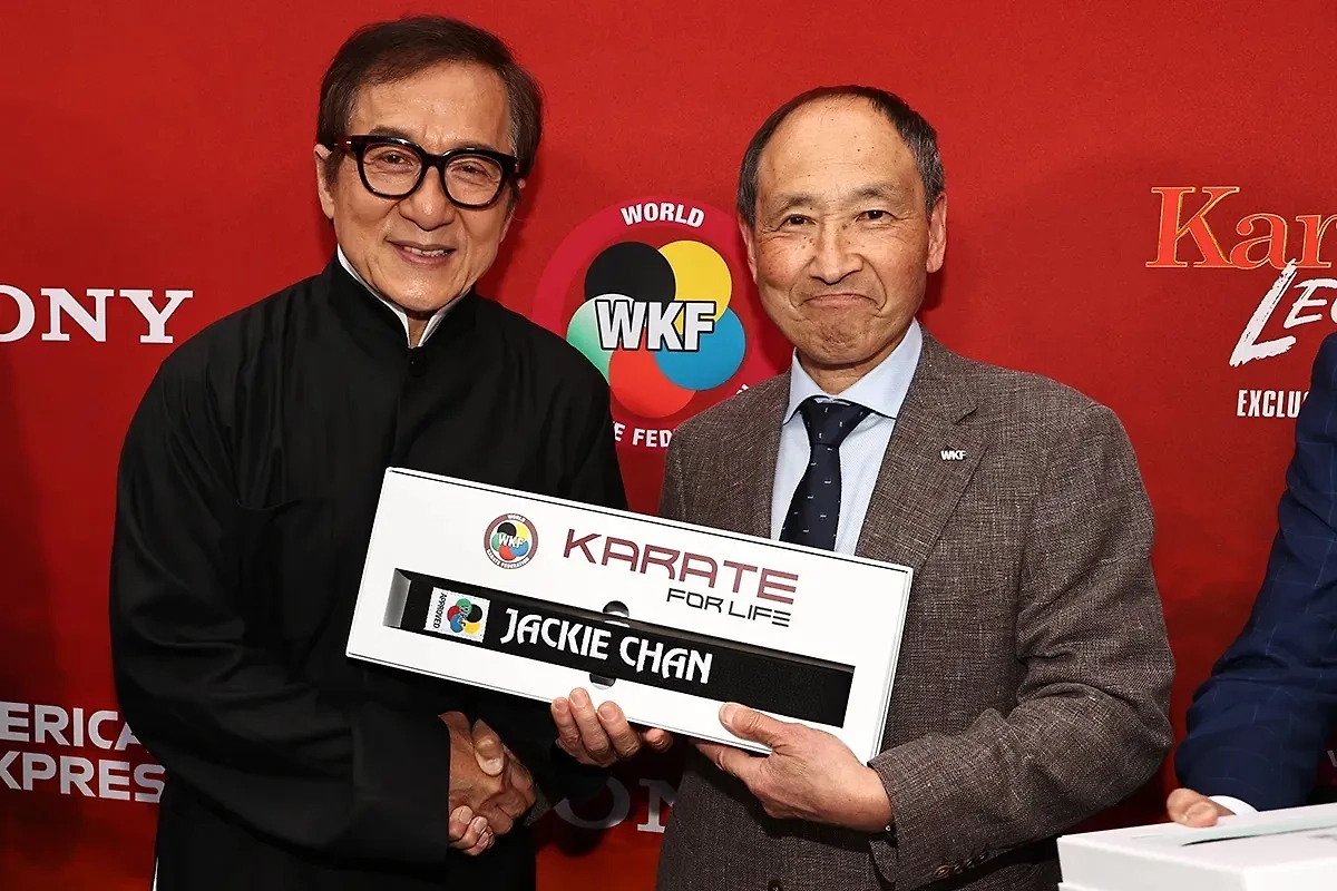 Актер Джеки Чан и генеральный секретарь WKF Тосихиса Нагура на церемонии награждения в Нью-Йорке. Обложка © World Karate Federation
