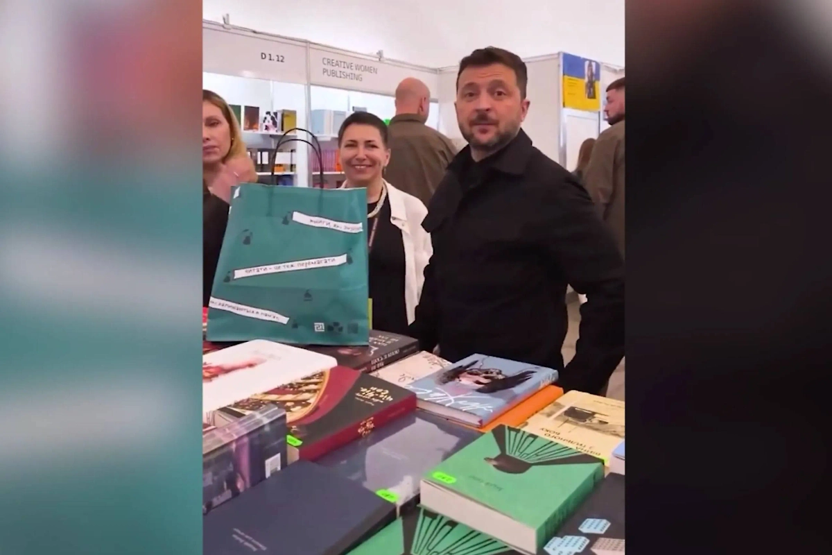 Зеленский на книжном фестивале. Обложка © Х / United24media