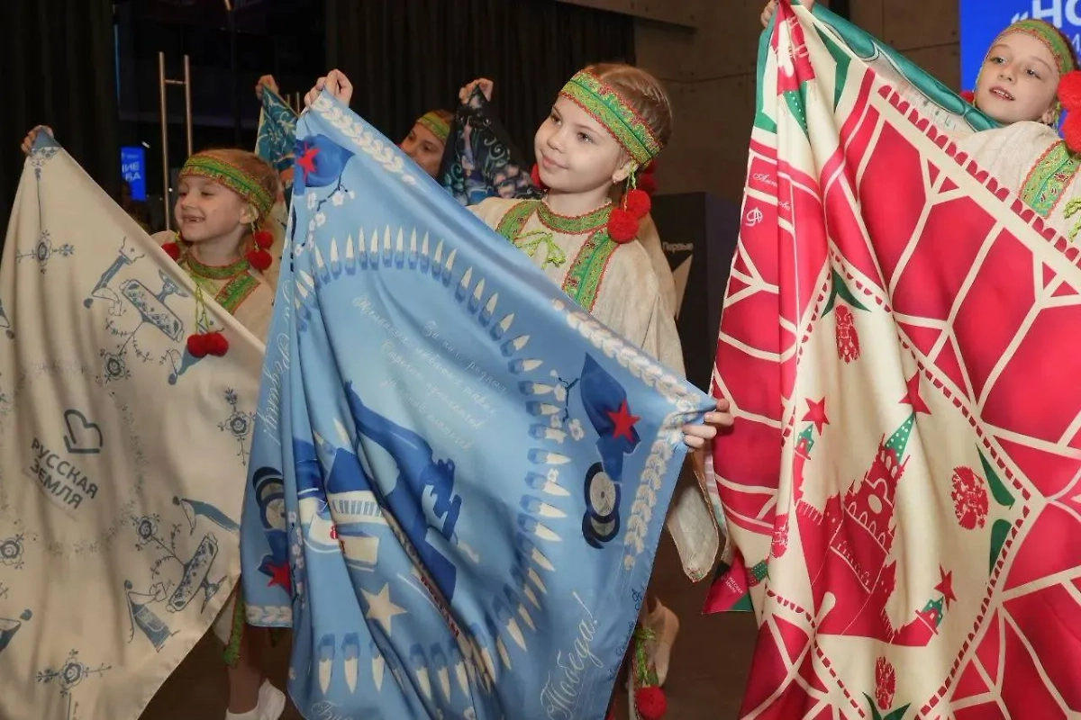 Презентация коллекционного платка «Новороссия». Обложка © Telegram / Национальный центр «Россия»