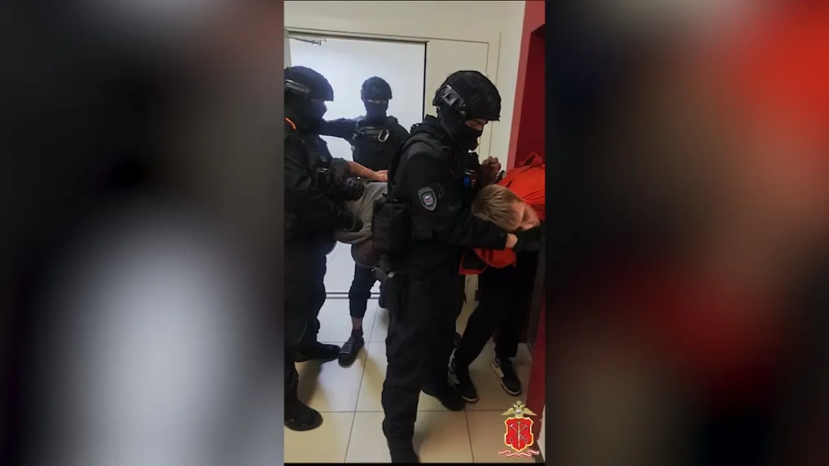 Фото задержания подозреваемых в нападении на сотрудников полиции на Ивановской улице в Санкт-Петербурге. Обложка © VK / ГУ МВД России по г. СПб и ЛО