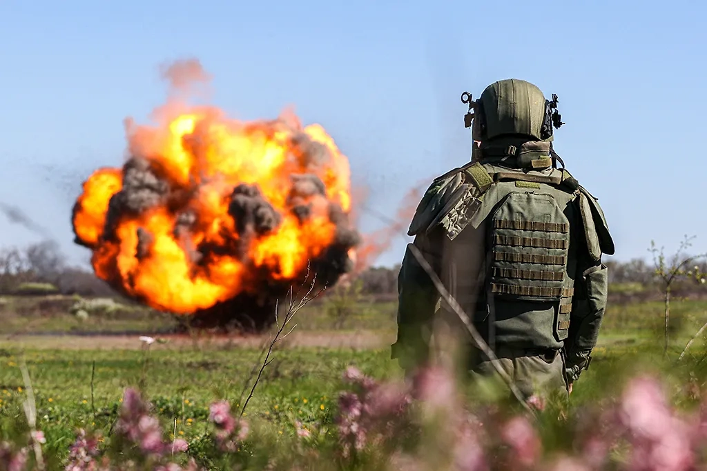 Российские военные уничтожают позиции ВСУ у Александрии, недалеко от Курской области. Обложка © ТАСС / Александр Река