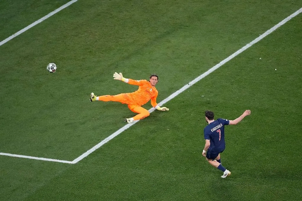 Хвича Кварацхелия забивает четвёртый гол в ворота поверженного «Интера». Обложка © ТАСС / AP / Michael Probst