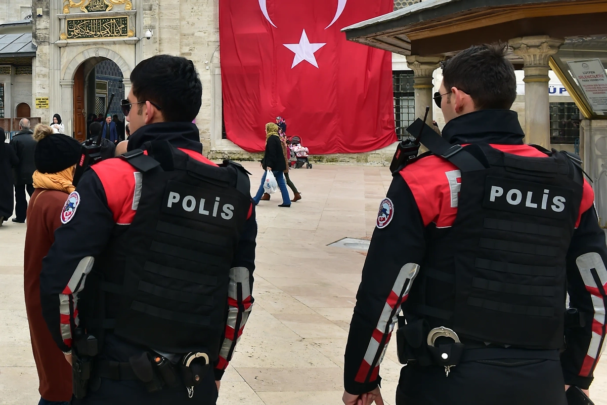 Полиция Турции. Обложка © Shutterstock / FOTODOM / thomas koch