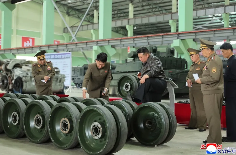 Инспекция Ким Чен Ына. Фото © ЦТАК